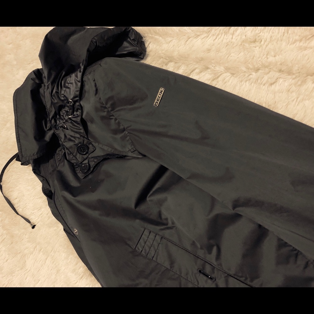 Windbreaker Kanye looking jacket